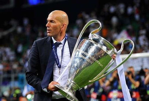 足球评论员张路简介，从门将到战术大师的传奇人生