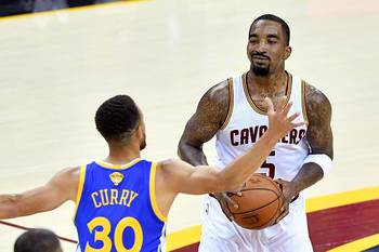 库里创造四大纪录，三分神射再度书写传奇