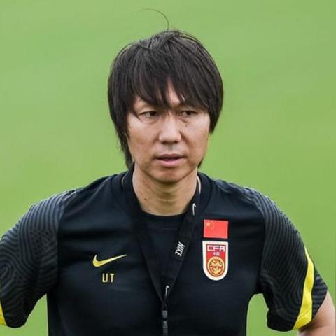 2026中国亚洲杯，新老交替中，中国队阵容的期待与隐忧