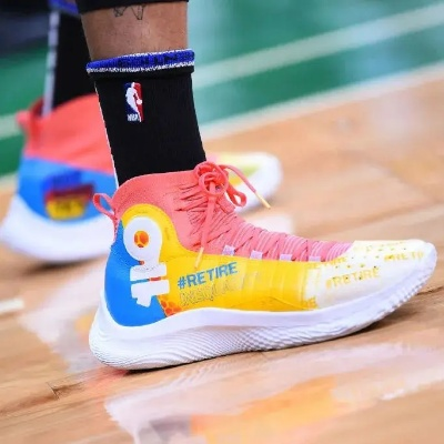 库里绝杀雷霆穿的什么鞋？一双改写NBA历史的战靴背后藏着传奇